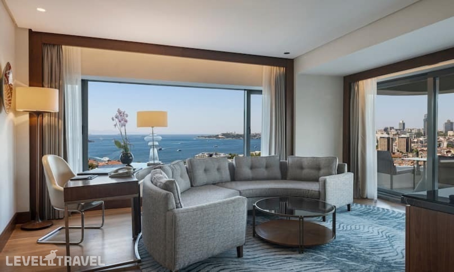 фотографии номера Люкс с видом на Босфор с балконом отеля Conrad Istanbul Bosphorus в Турция(Бешикташ) - фото №5