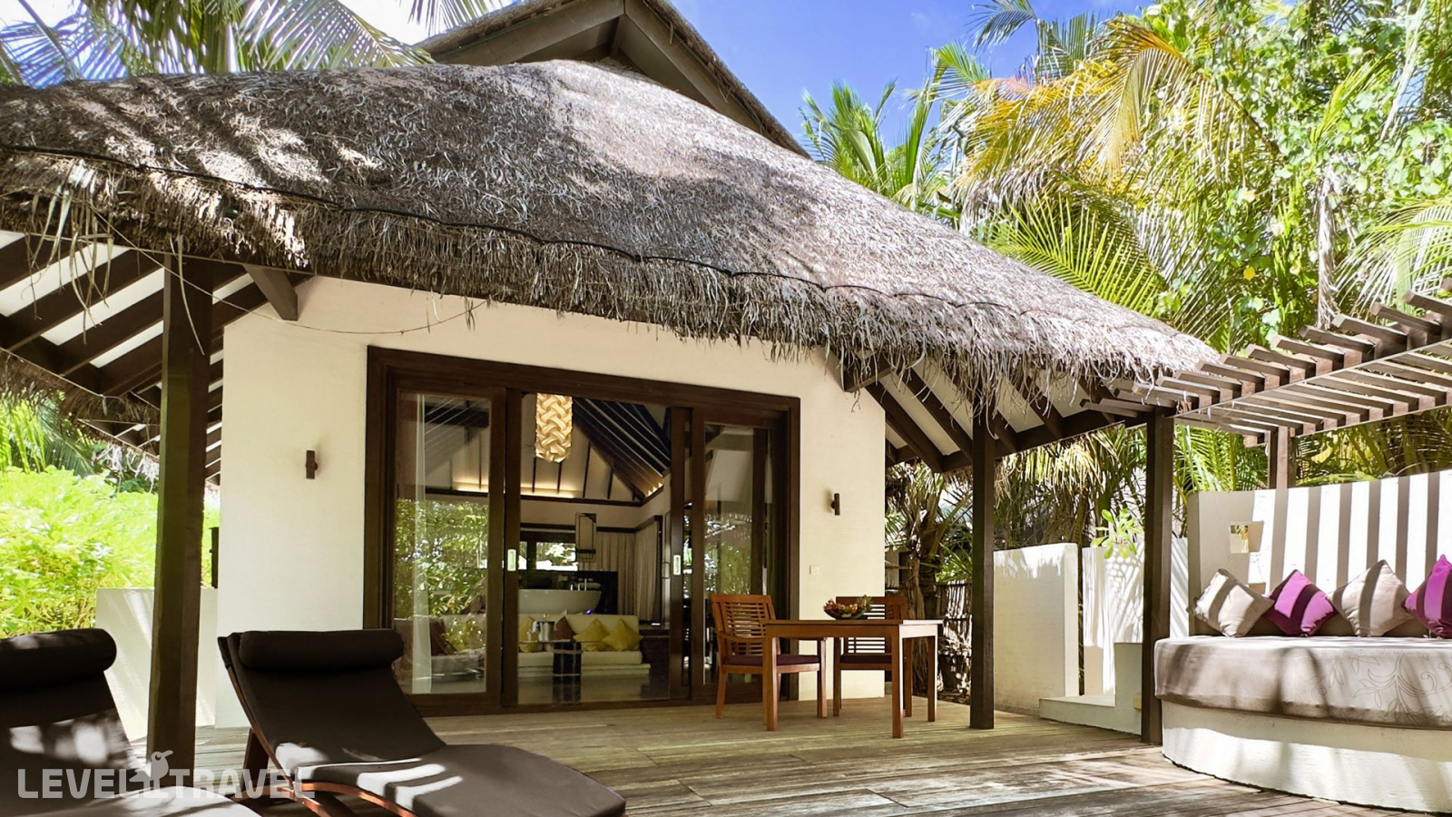 фотографии номера Пляжная вилла с бассейном отеля Coco Bodu Hithi (Ex. Coco Palm Bodu Hithi) в Мальдивы(Северный Мале Атолл) - фото №1