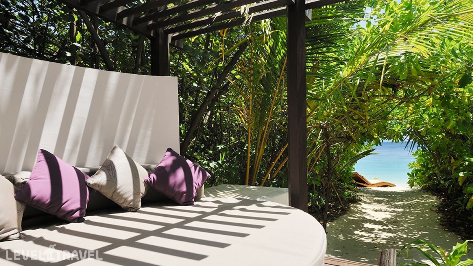 фотографии номера Пляжная вилла с бассейном отеля Coco Bodu Hithi (Ex. Coco Palm Bodu Hithi) в Мальдивы(Северный Мале Атолл) - фото №2