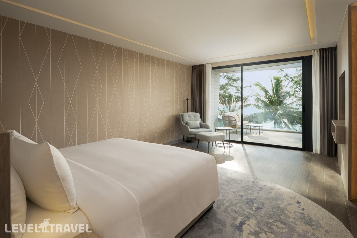 фотографии номера Люкс с балконом с видом на океан отеля Radisson Blu Resort Phuket Mai Khao Beach в Таиланд(Май Као Бич) - фото №1