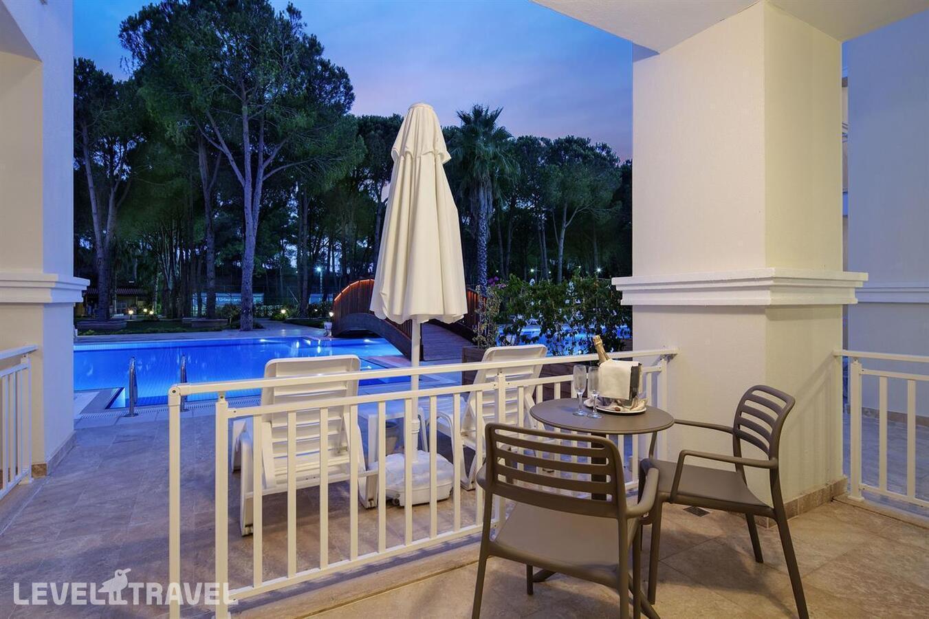 фотографии номера Номер Jasmine Lake Lagoon House у бассейна (две односпальные кровати) отеля Bellis Deluxe Hotel в Турция(Кадрие) - фото №1