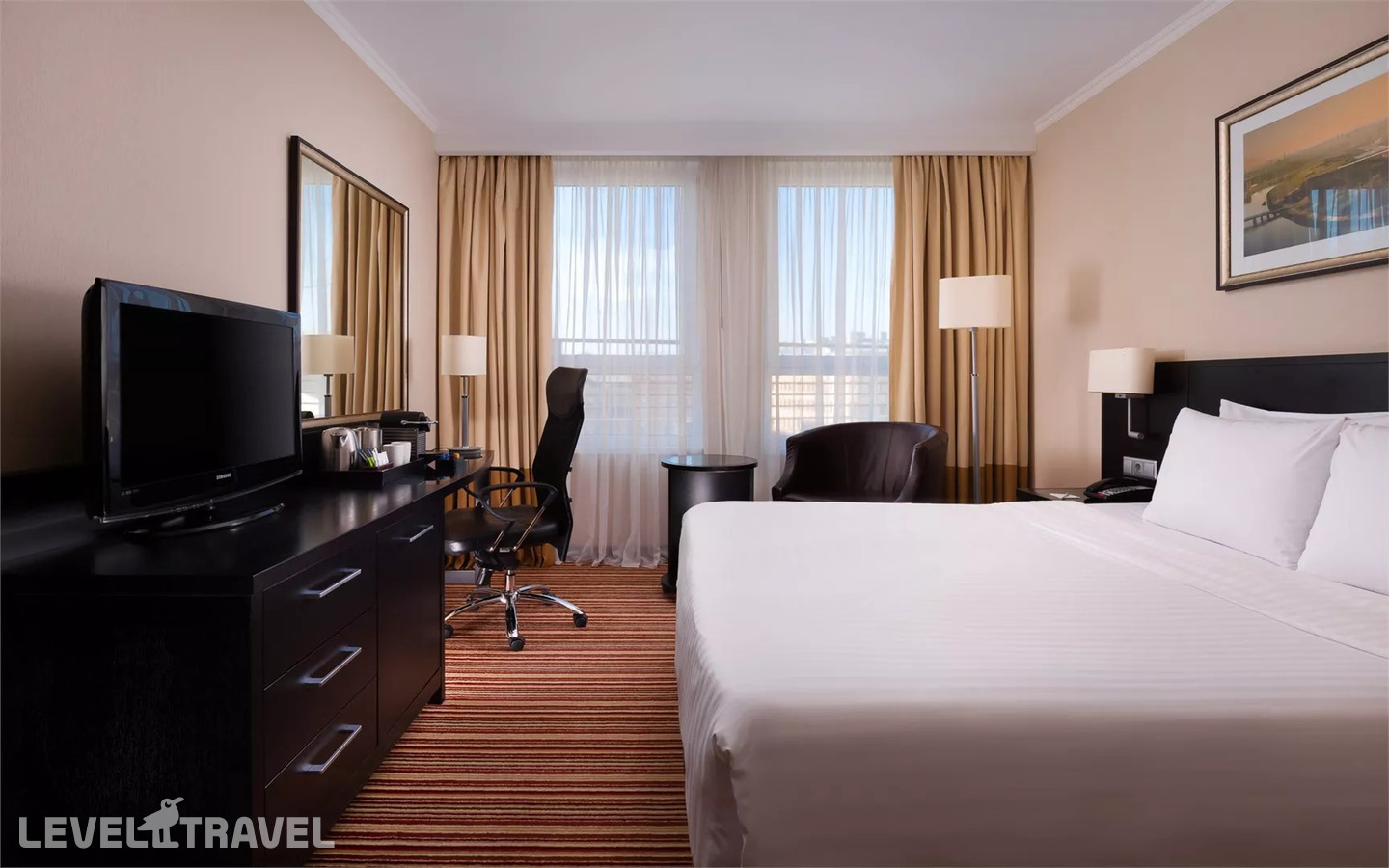 фотографии номера Люкс с видом на город (2 комнаты) отеля Cort Inn Hotel & Conference Center (Ex. Courtyard Marriott St.Petersburg Center Hotel) в Россия(Адмиралтейский район) - фото №1