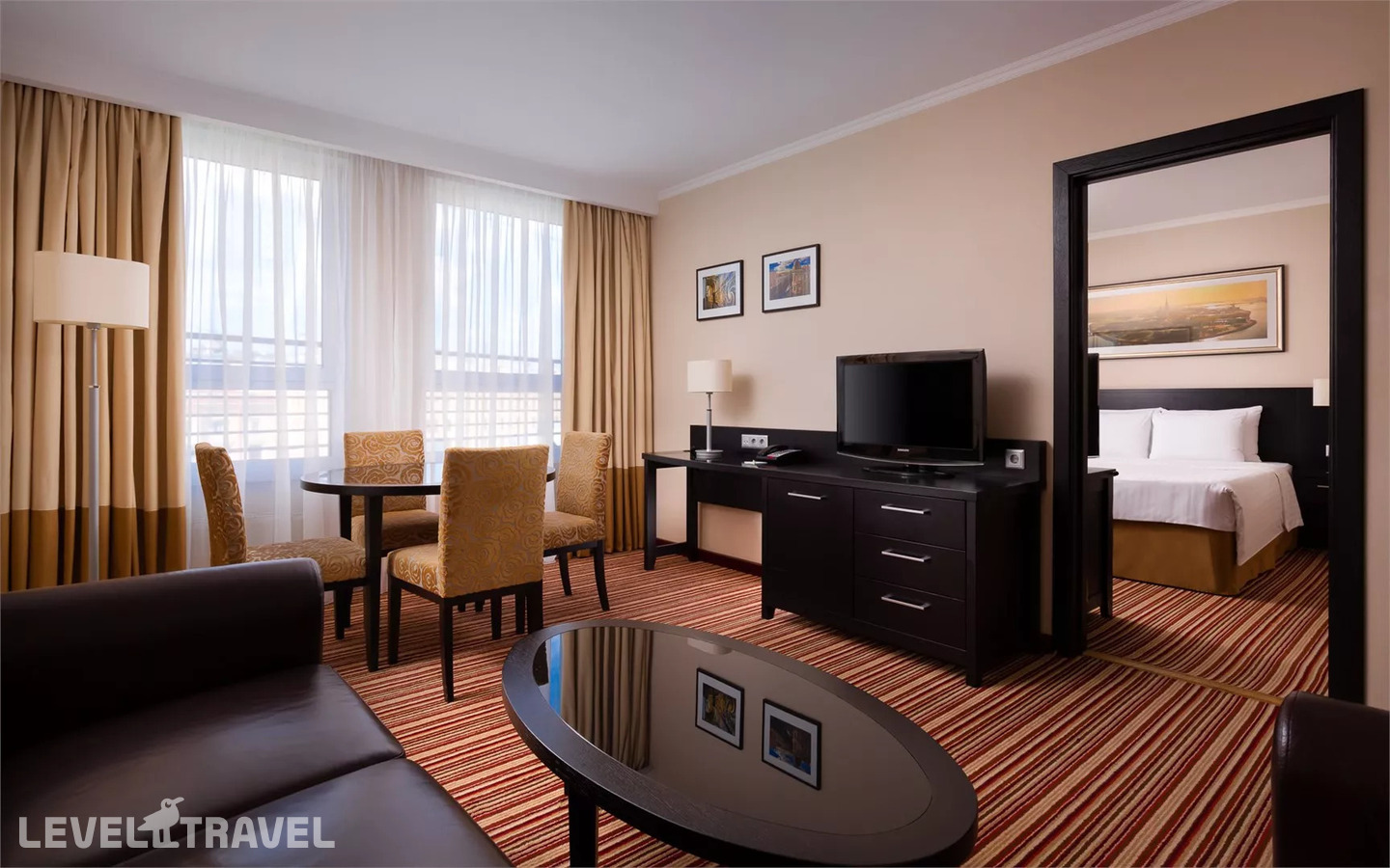 фотографии номера Люкс с видом на город (2 комнаты) отеля Cort Inn Hotel & Conference Center (Ex. Courtyard Marriott St.Petersburg Center Hotel) в Россия(Адмиралтейский район) - фото №3