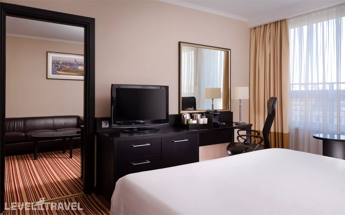 фотографии номера Люкс с видом на город (2 комнаты) отеля Cort Inn Hotel & Conference Center (Ex. Courtyard Marriott St.Petersburg Center Hotel) в Россия(Адмиралтейский район) - фото №2