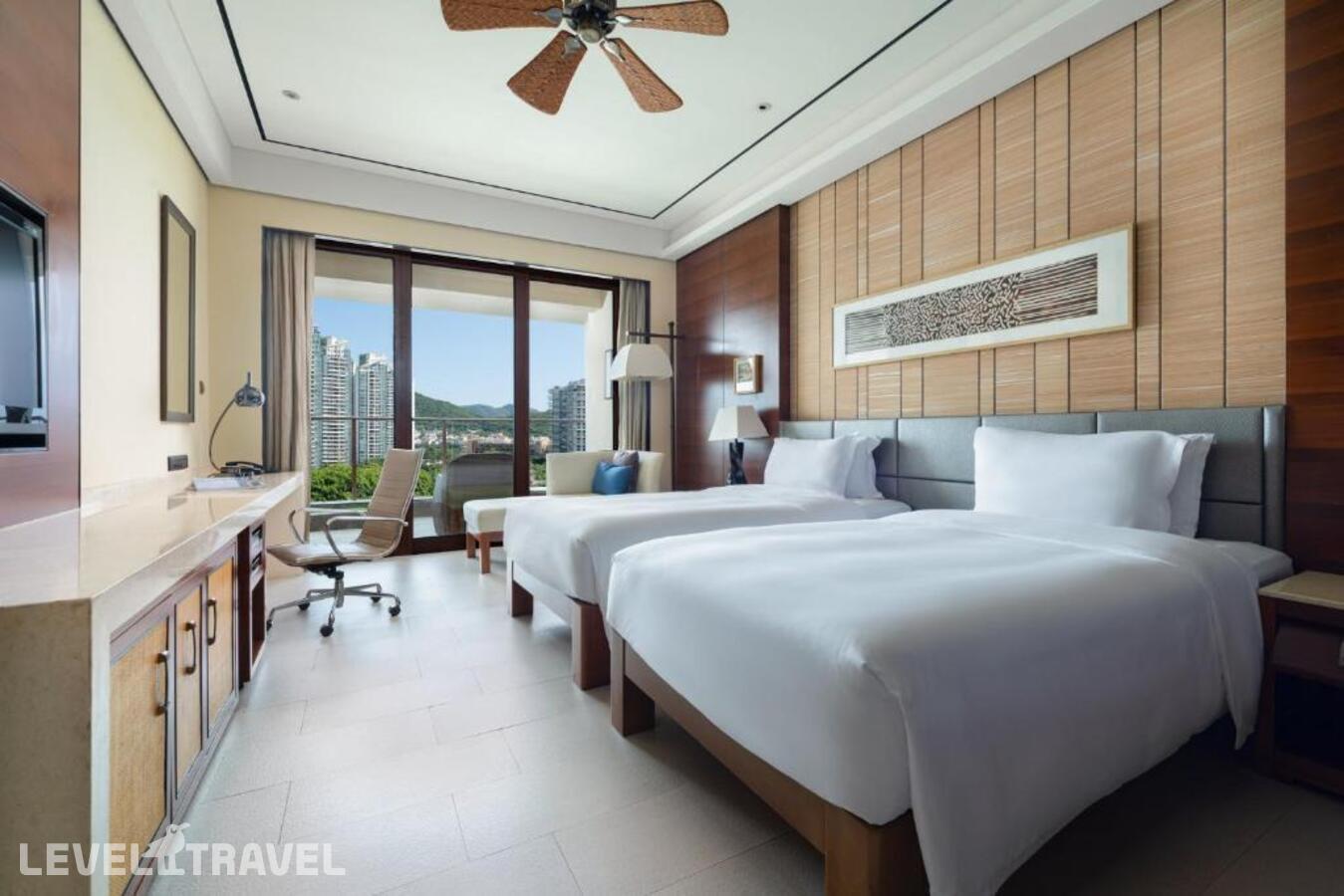 фотографии номера Премиум с видом на реку (две двуспальные кровати) отеля Crowne Plaza Sanya City Center в Китай(Санья) - фото №1