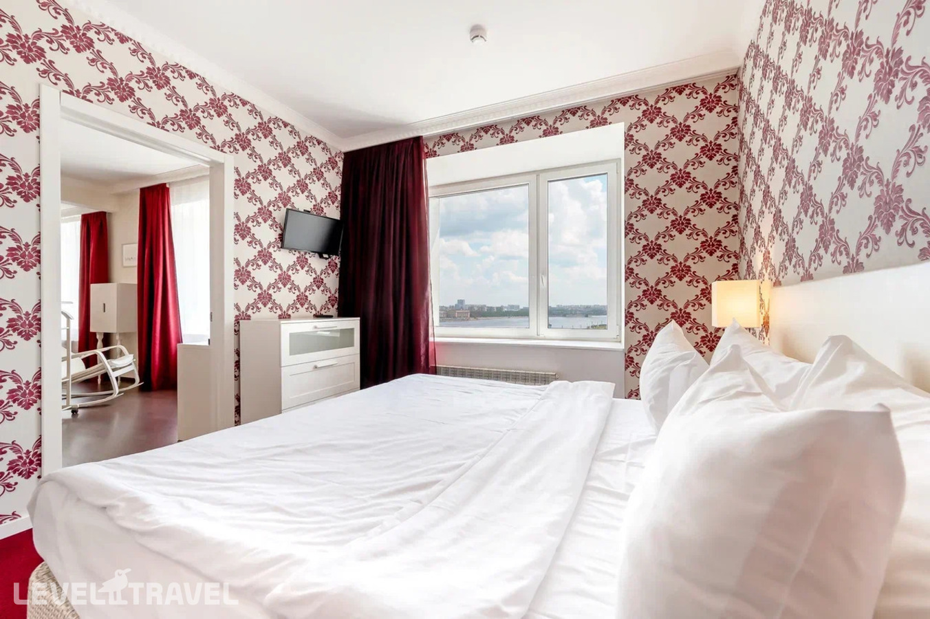 фотографии номера Апартаменты с видом на реку отеля Отель Москва (The Moscow Hotel) в Россия(Центральный район) - фото №1
