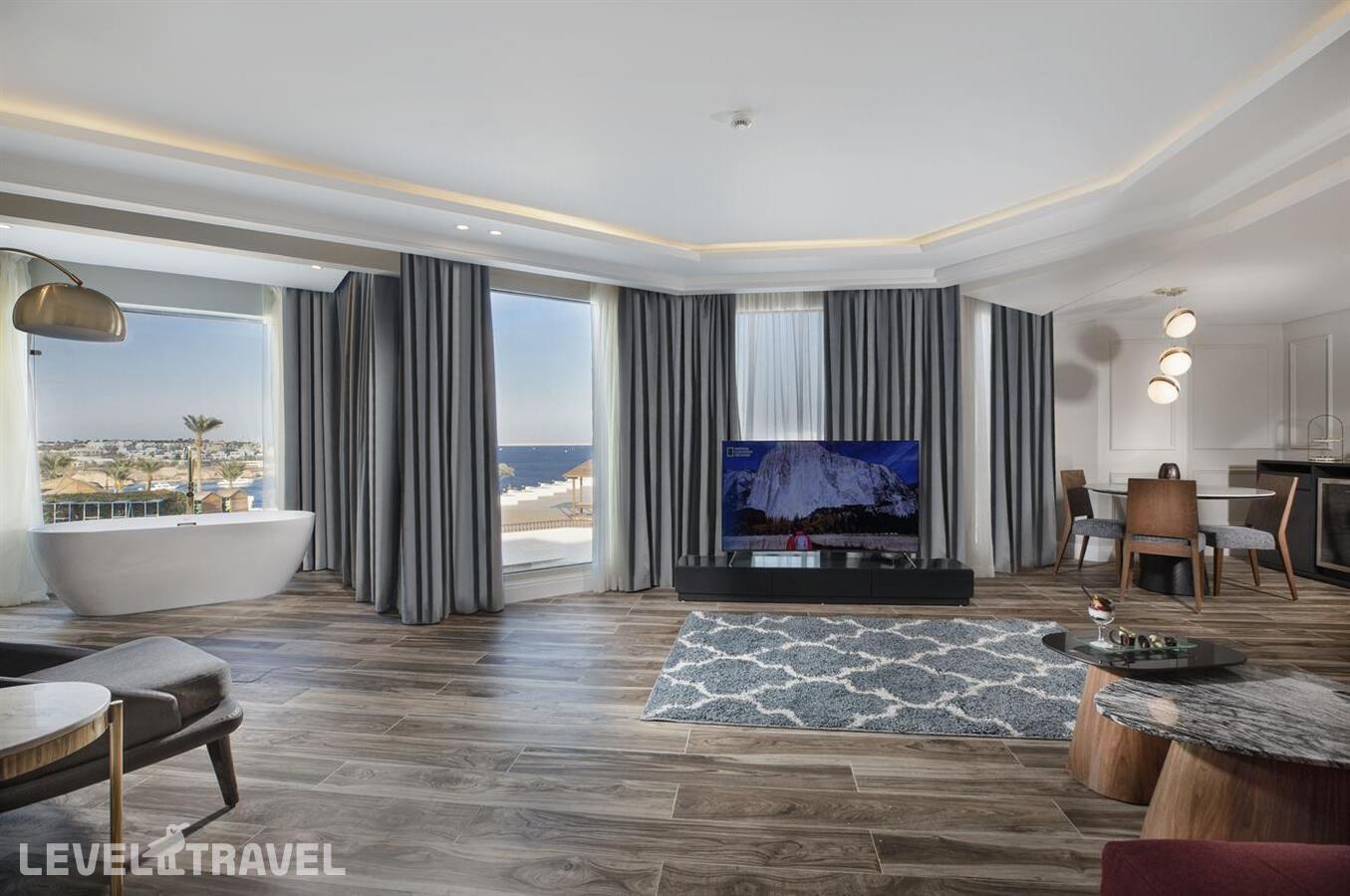 фотографии номера Люкс королевский с видом на море отеля V Hotel - Sharm El Sheikh (Ex. Pyramisa Beach Resort) в Египет(Шаркс Бэй) - фото №4