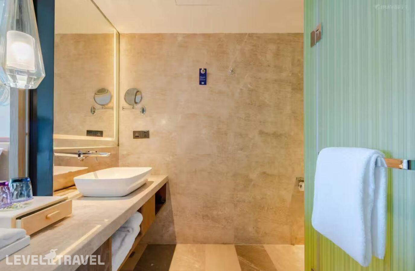 фотографии номера Делюкс с видом на океан (верхние этажи) отеля Holiday Inn Sanya Bay в Китай(Санья) - фото №9