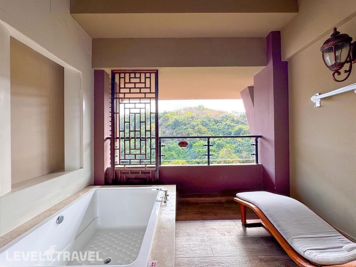 фотографии номера Люкс двухэтажный с видом на горы (2 спальни) отеля Four Season Ocean Courtyard Hotel в Китай(Дадунхай Бэй) - фото №4