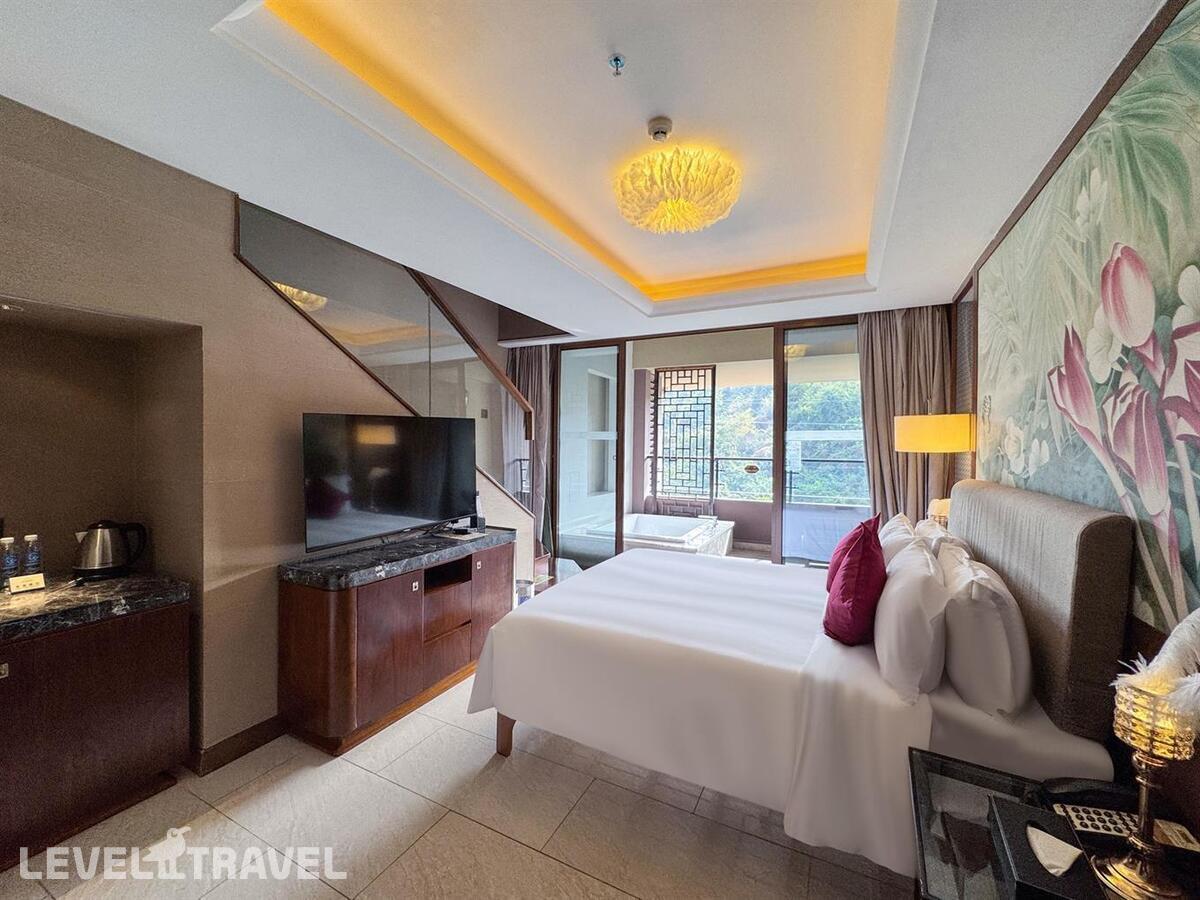 фотографии номера Люкс двухэтажный с видом на горы (2 спальни) отеля Four Season Ocean Courtyard Hotel в Китай(Дадунхай Бэй) - фото №1
