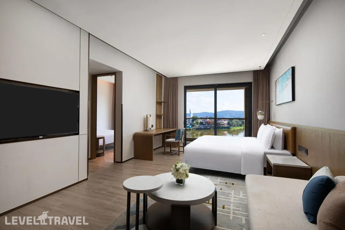 фотографии номера Трёхместный люкс с видом на озеро отеля Holiday Inn Hotel And Suites Sanya Yalong Bay, An Ihg Hotel в Китай(Санья) - фото №1