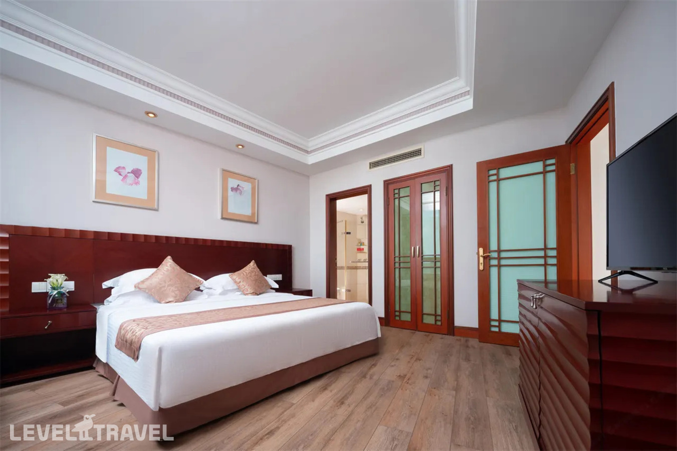 фотографии номера Семейный суперлюкс отеля Baohong Hotel (Ex.Jinjiang Baohong) в Китай(Дадунхай Бэй) - фото №2
