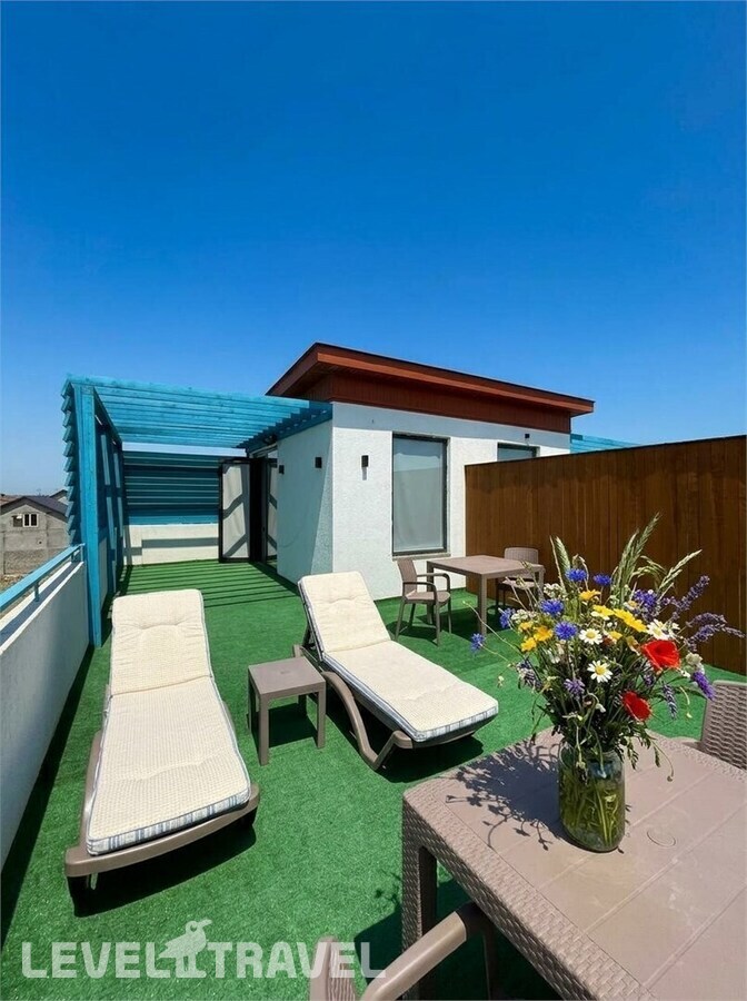 фотографии номера Двухуровневый полулюкс Seabreeze отеля Santorini Family Club Hotel в Россия(Каспийск) - фото №5