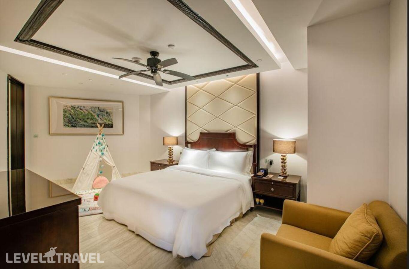 фотографии номера Семейный люкс (3 спальни) отеля The St. Regis Sanya Yalong Bay в Китай(Ялонг Бэй) - фото №1