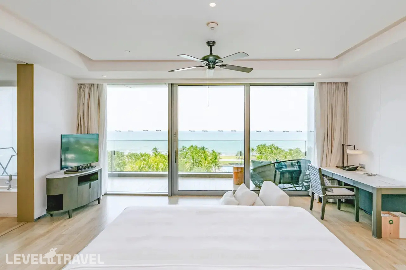 фотографии номера Люкс Студия с балконом и видом на океан отеля The Westin Blue Bay Resort& Spa в Китай(Бухта чистой воды) - фото №3