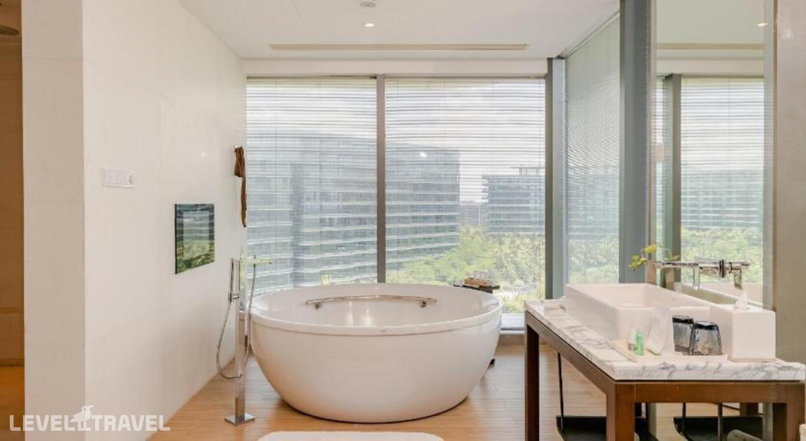 фотографии номера Люкс с балконом и с видом на океан отеля The Westin Blue Bay Resort& Spa в Китай(Бухта чистой воды) - фото №11