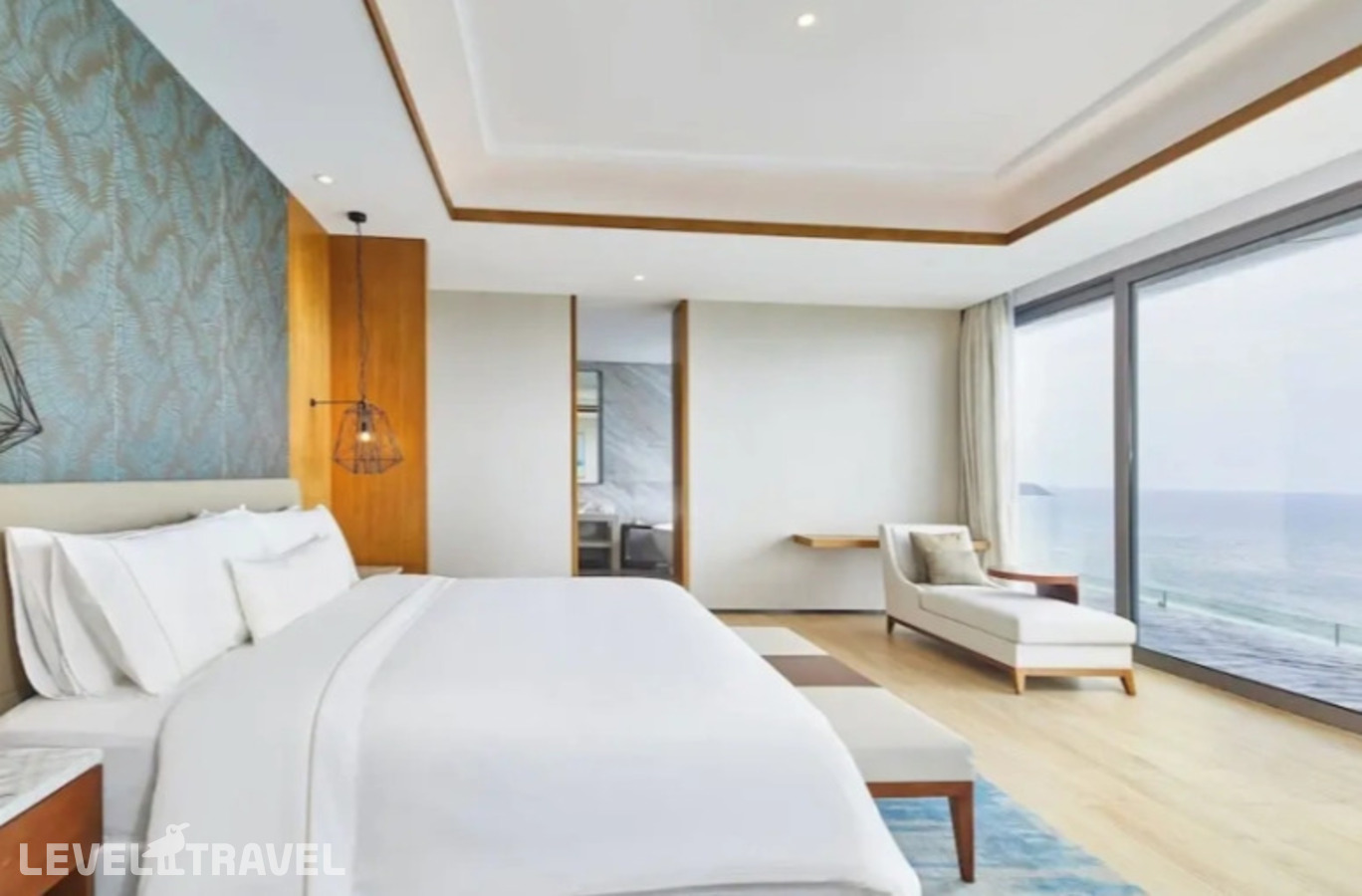 фотографии номера Люкс с балконом и видом на океан (2 комнаты) отеля The Westin Blue Bay Resort& Spa в Китай(Бухта чистой воды) - фото №1