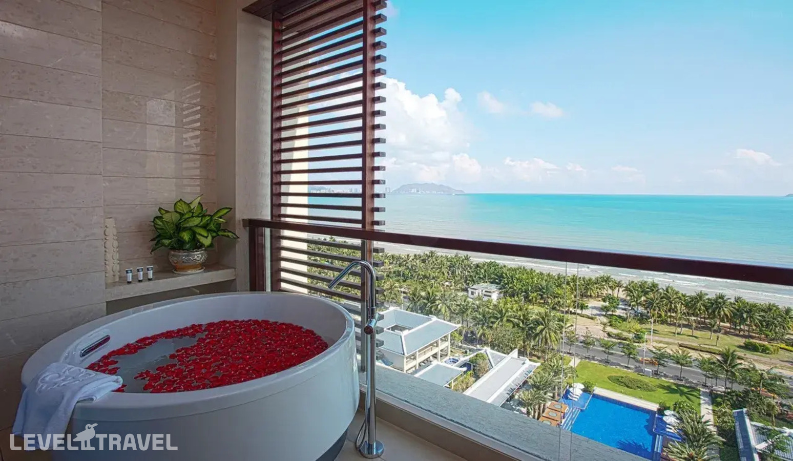 фотографии номера Делюкс с панорамным видом на море отеля Sanya Jinghai Hotel &Resort (Ex.Jinghai International Holiday) в Китай(Санья) - фото №6