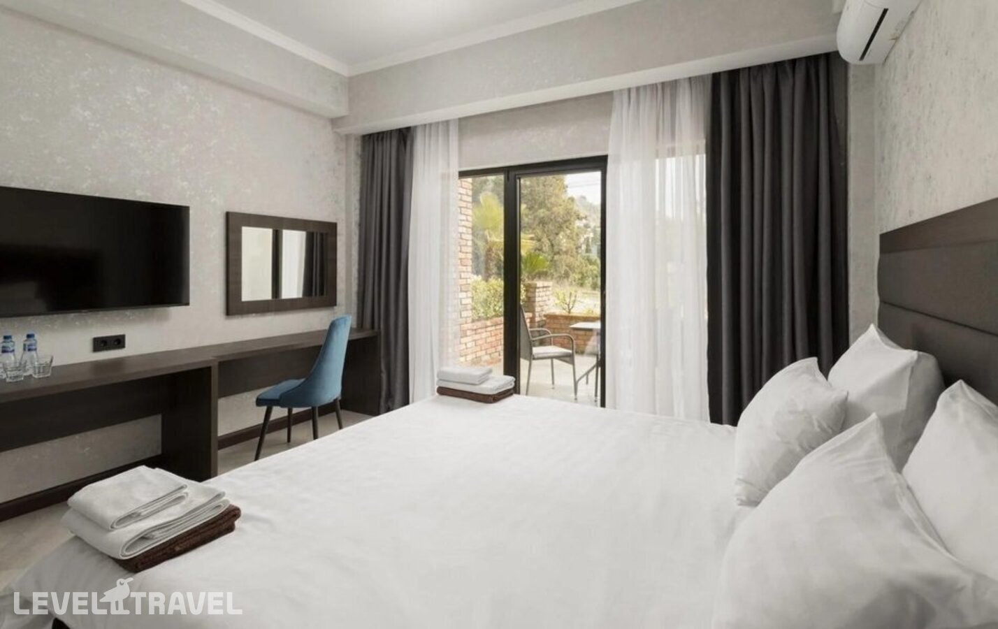 фотографии номера Делюкс с террасой с видом на горы отеля Hotel Loft в Абхазия(Новый Афон) - фото №1