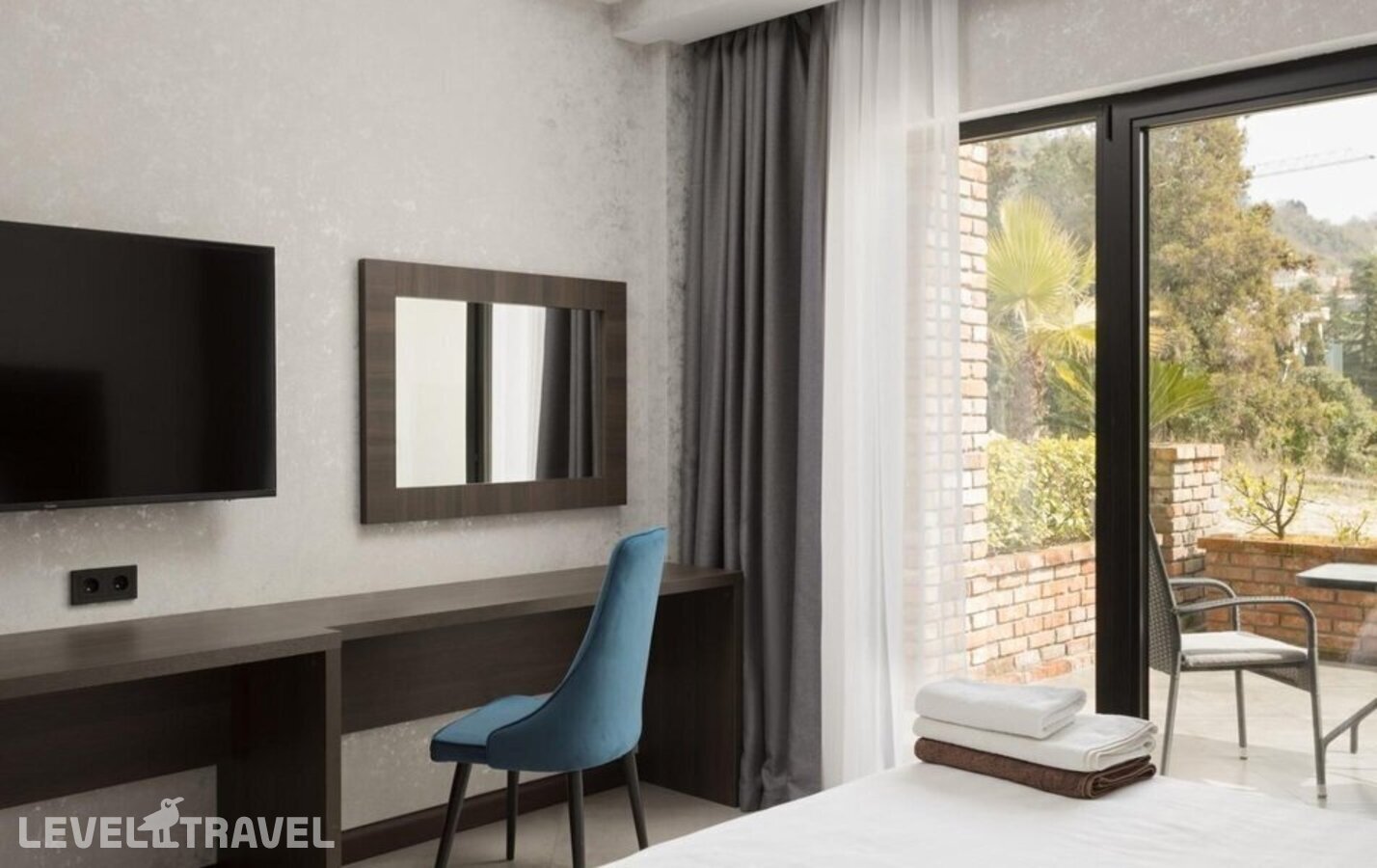 фотографии номера Делюкс с террасой с видом на горы отеля Hotel Loft в Абхазия(Новый Афон) - фото №3