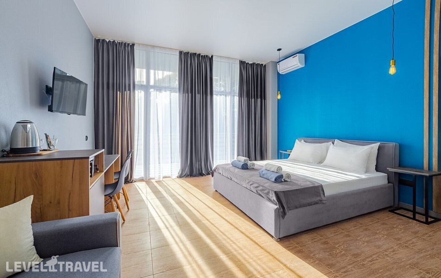 фотографии номера Улучшенный с балконом отеля Bruni Loft Hotel в Абхазия(Цандрыпш) - фото №2