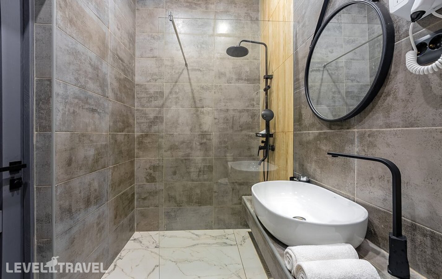 фотографии номера Улучшенный с балконом отеля Bruni Loft Hotel в Абхазия(Цандрыпш) - фото №11