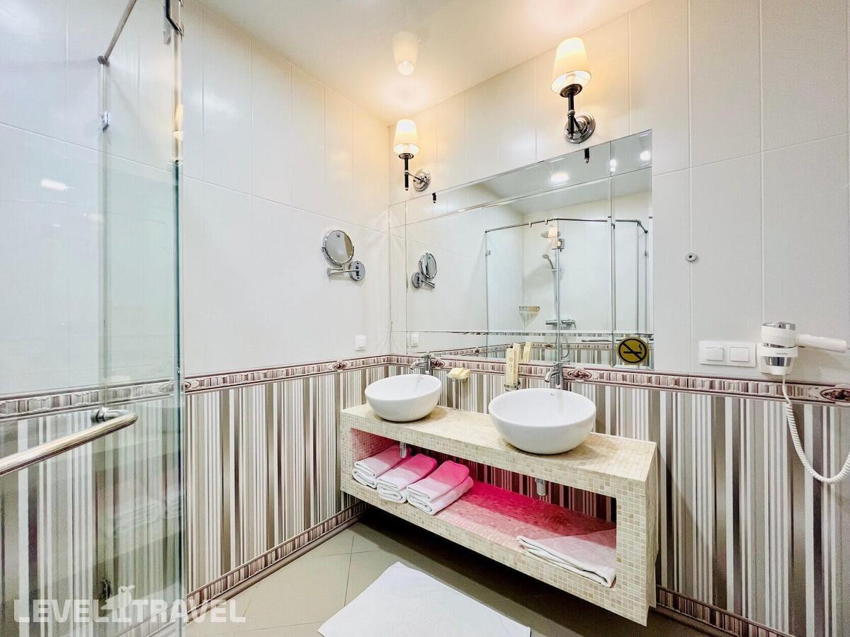 фотографии номера Люкс с видом на бассейн (2 комнаты) отеля Golden Beach в Россия(Дербент) - фото №3