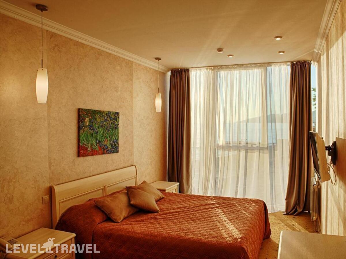 фотографии номера Полулюкс с боковым видом на море отеля Черноморъ (Ex. Sochi Beach Hotel) в Россия(Сочи - Центр) - фото №1