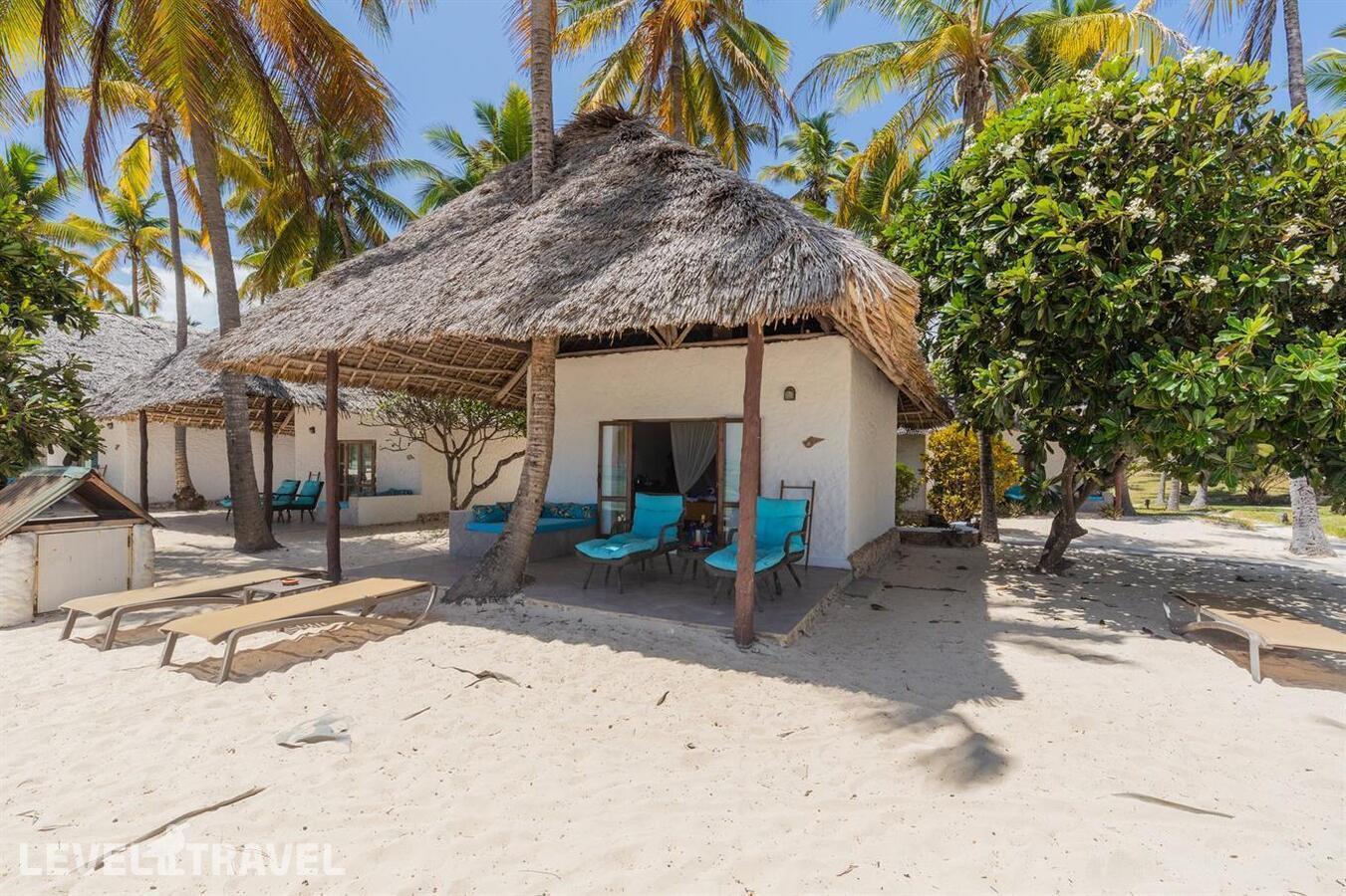 фотографии номера Полулюкс с видом на море отеля Karafuu Hotel Beach Resort в Танзания(Пингве Бич) - фото №1