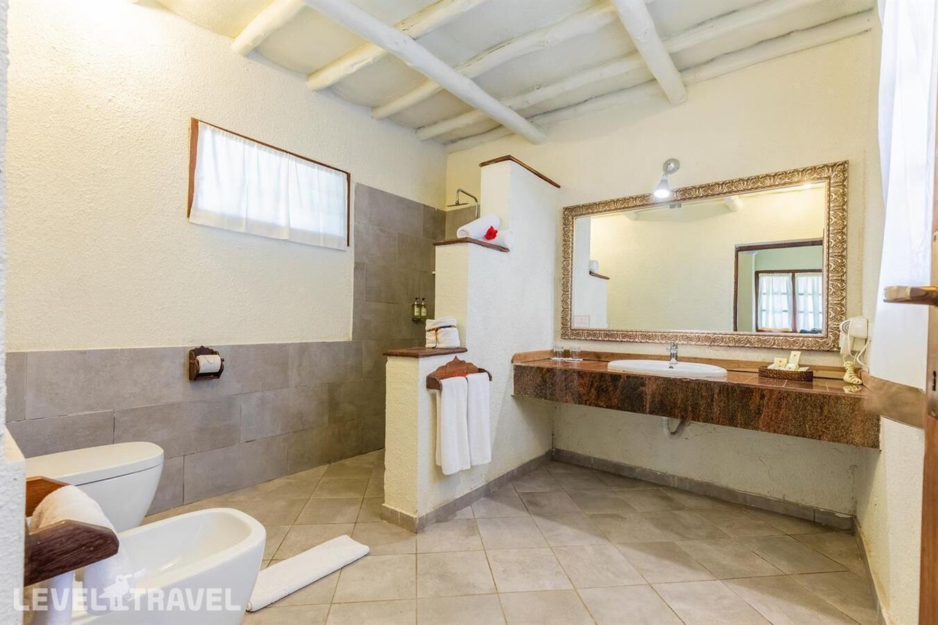 фотографии номера Полулюкс с видом на море отеля Karafuu Hotel Beach Resort в Танзания(Пингве Бич) - фото №4
