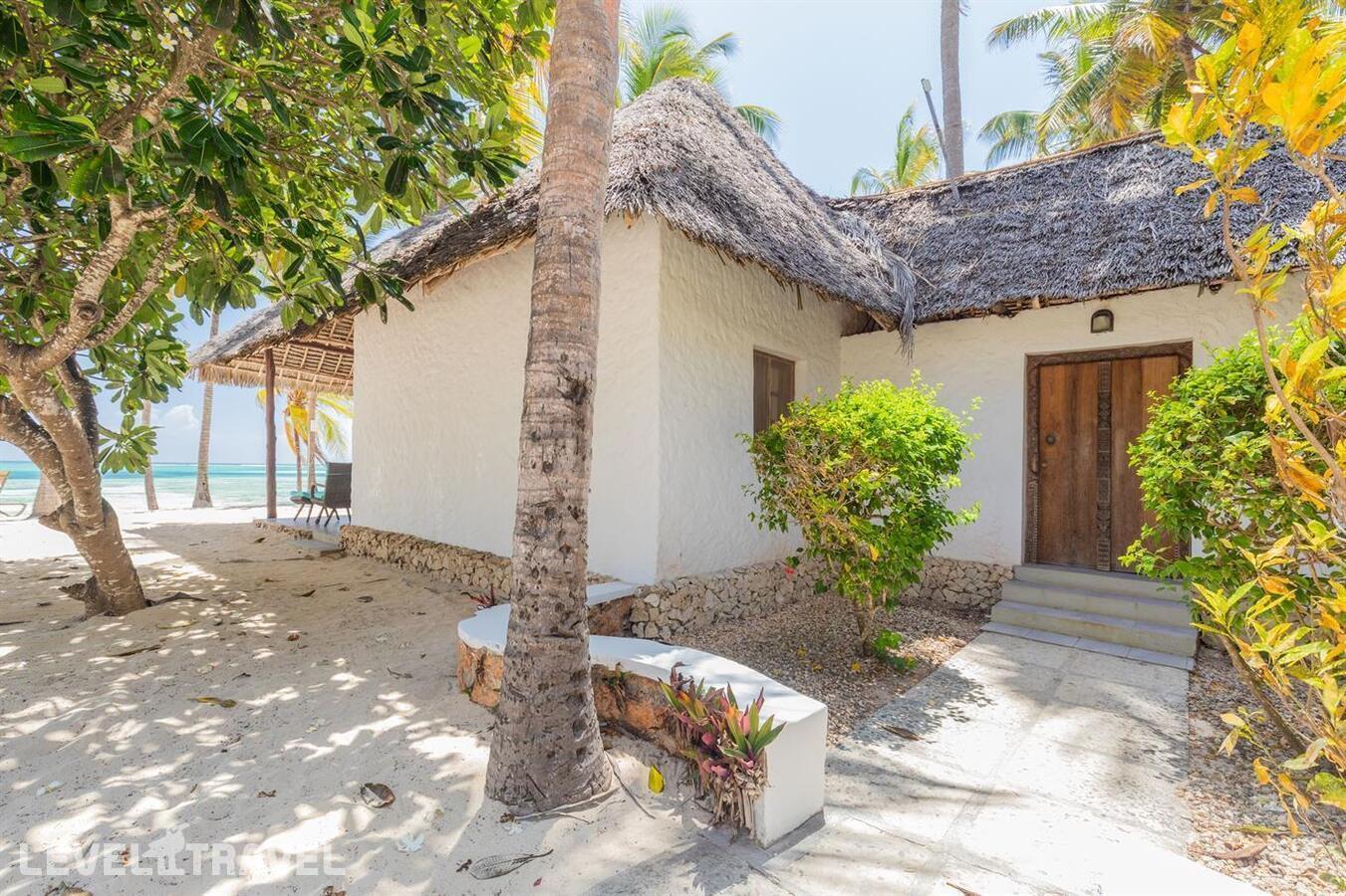 фотографии номера Полулюкс с видом на море отеля Karafuu Hotel Beach Resort в Танзания(Пингве Бич) - фото №2
