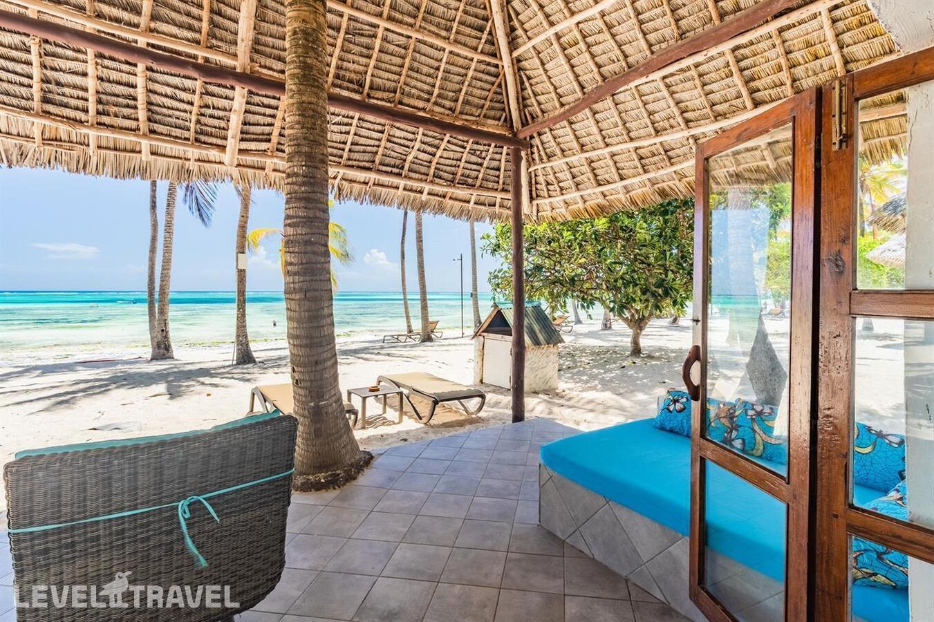 фотографии номера Полулюкс с видом на море отеля Karafuu Hotel Beach Resort в Танзания(Пингве Бич) - фото №3
