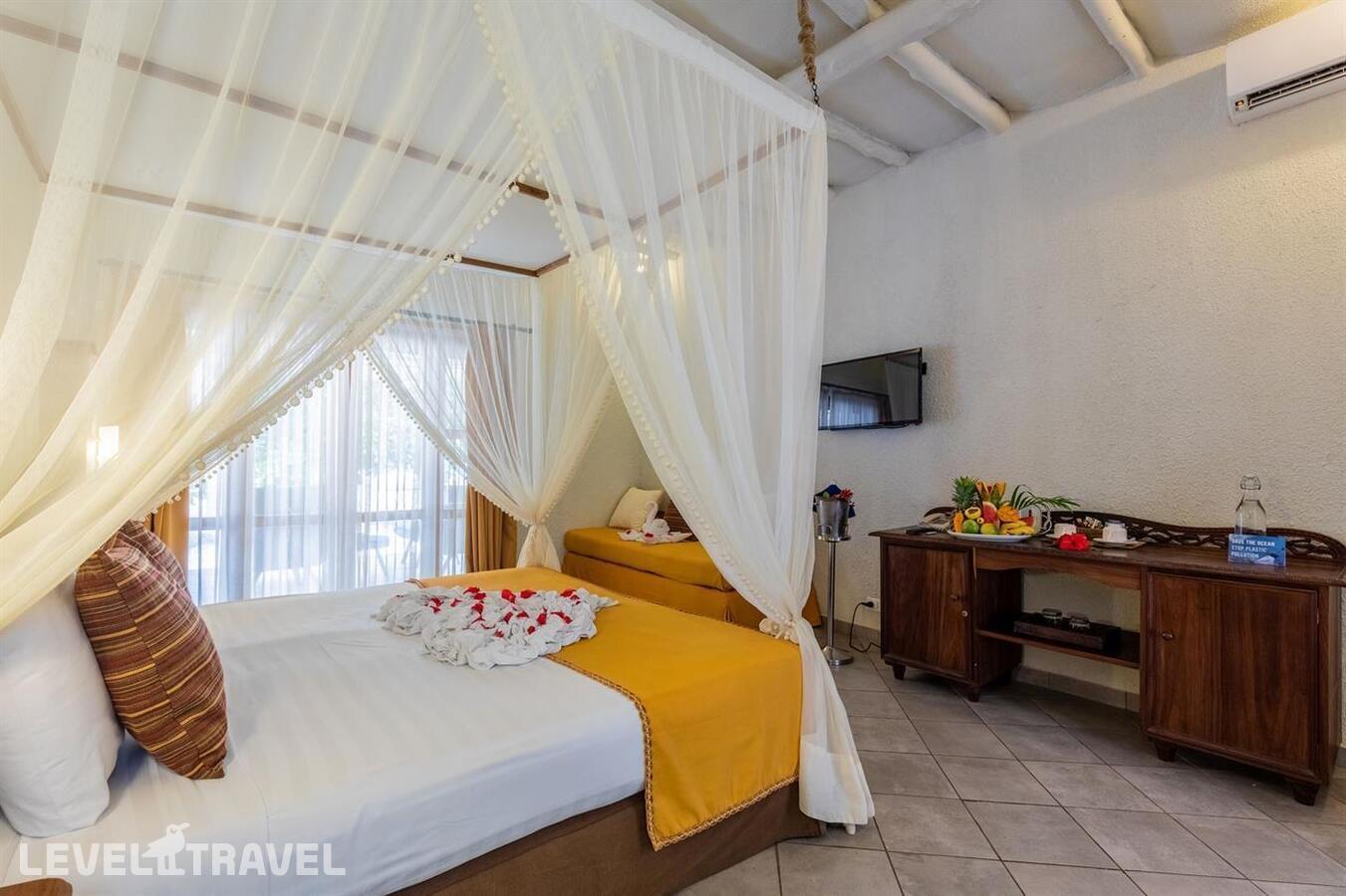 фотографии номера Полулюкс с видом на море отеля Karafuu Hotel Beach Resort в Танзания(Пингве Бич) - фото №5