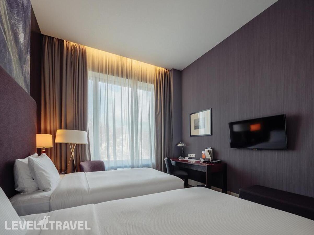 фотографии номера Премиум (две односпальные кровати) отеля Doubletree By Hilton Hotel Moscow Marina в Россия(Северный административный округ (САО)) - фото №1