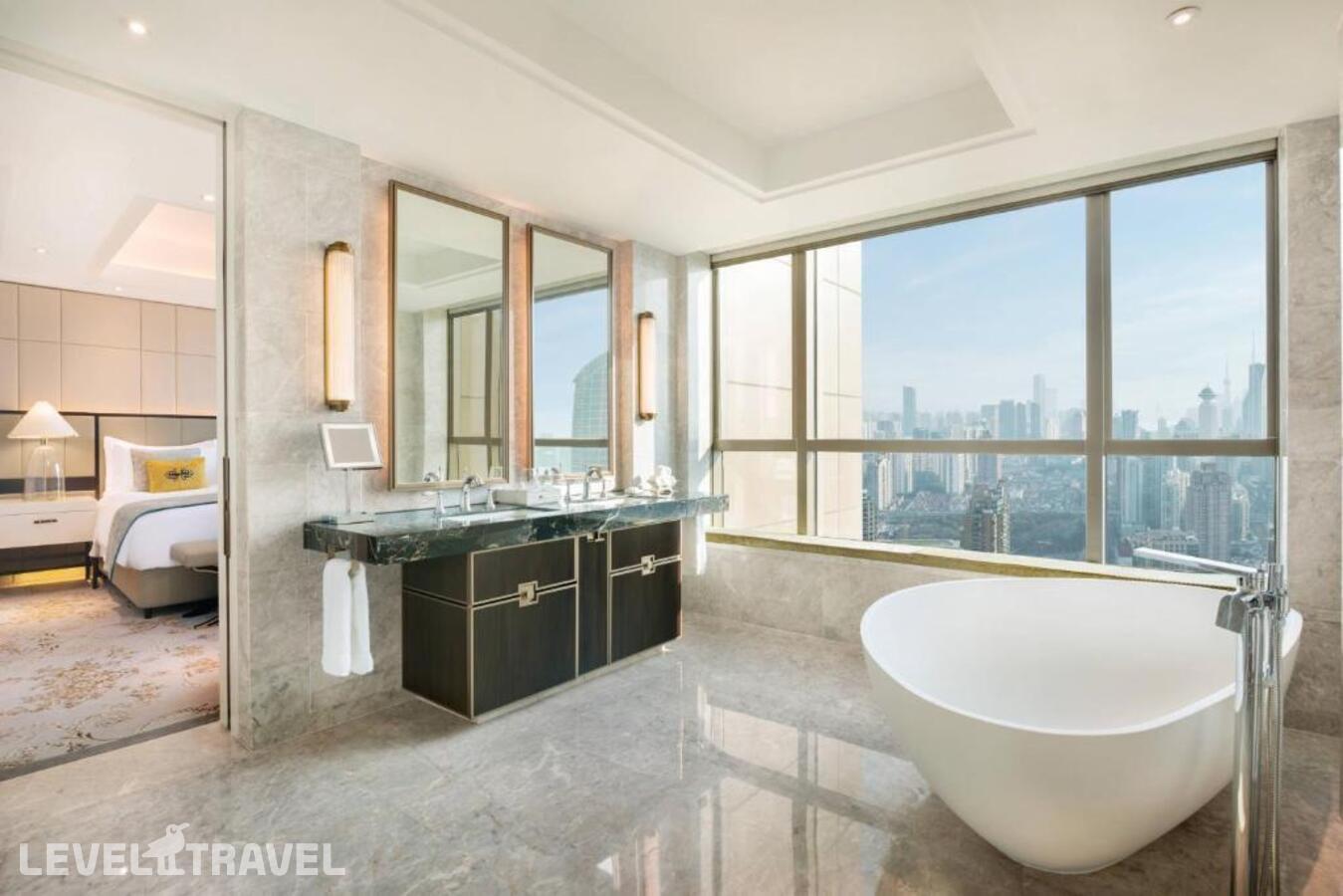 фотографии номера Делюкс улучшенный отеля The St. Regis Shanghai Jingan в Китай(Шанхай) - фото №2