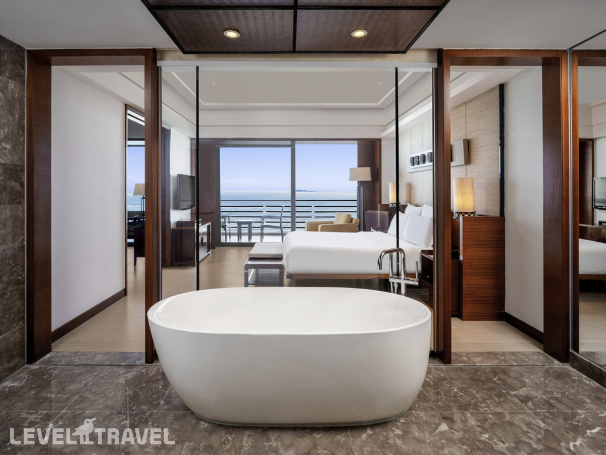 фотографии номера Представительский люкс с видом на океан отеля Pullman Oceanview Sanya Bay Resort & Spa в Китай(Санья) - фото №3