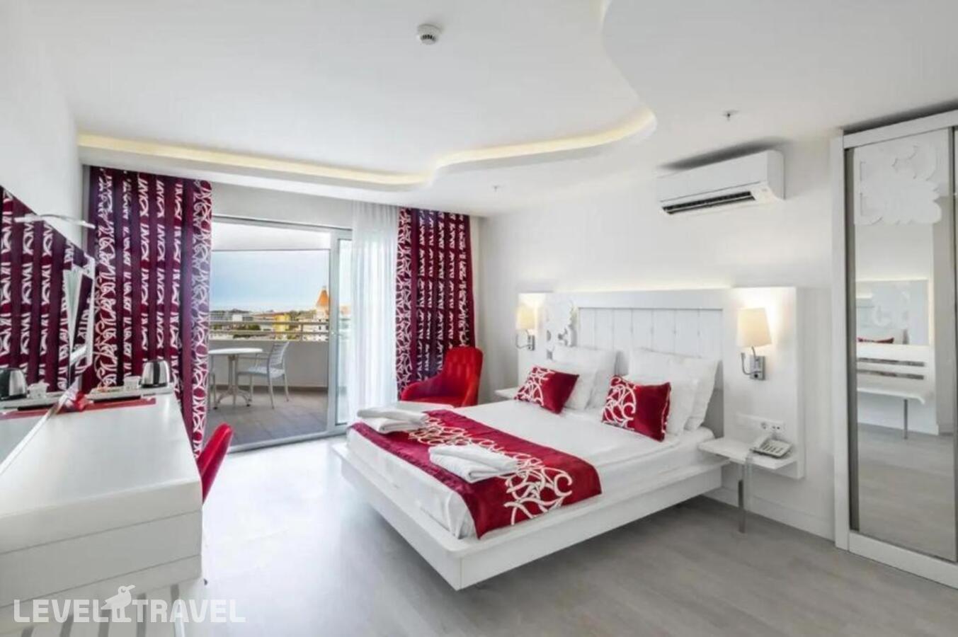 фотографии номера Стандартный с частичным видом на море отеля Laguna Beach Alya Resort & Spa в Турция(Окурджалар) - фото №1