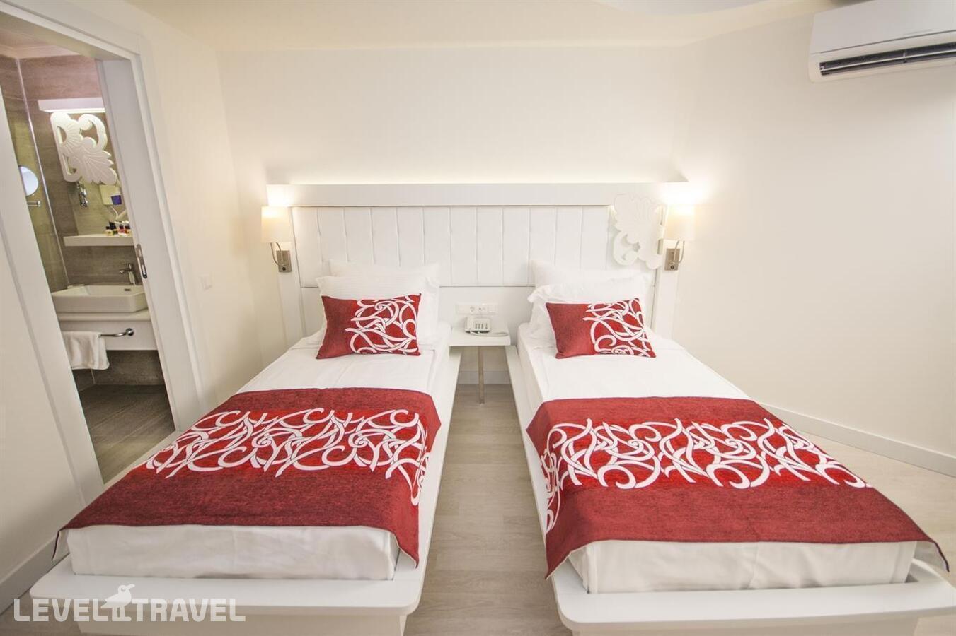 фотографии номера Семейный номер отеля Laguna Beach Alya Resort & Spa в Турция(Окурджалар) - фото №3