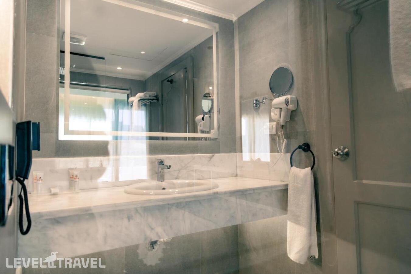 фотографии номера Делюкс с видом на бассейн отеля Sunny Days Resorts Spa & Aqua Park в Египет(Хургада (город)) - фото №12
