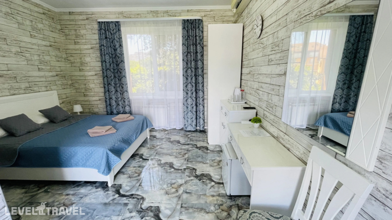 Трёхместный номер Comfort с балконом и с частичным видом на море — фото 3