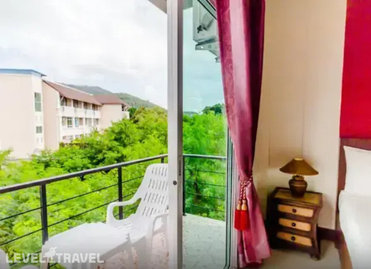 фотографии номера Улучшенный с балконом отеля Baan Yuyen Karon Guesthouse в Таиланд(Карон Бич) - фото №17