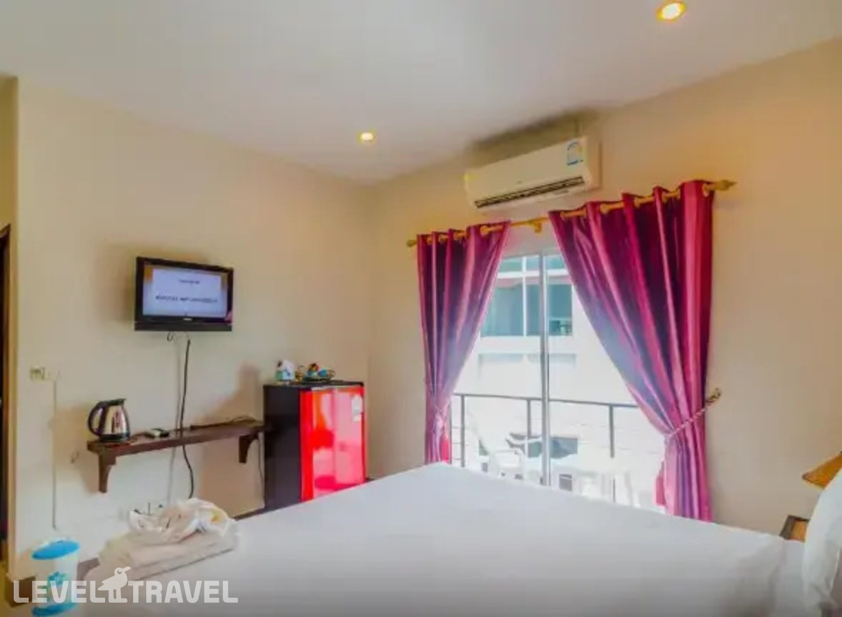 фотографии номера Улучшенный с балконом отеля Baan Yuyen Karon Guesthouse в Таиланд(Карон Бич) - фото №1