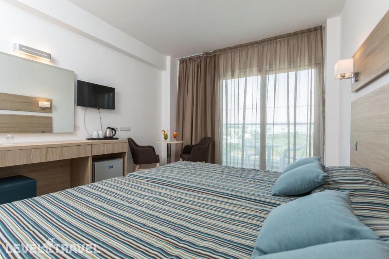 фотографии номера Улучшенный номер отеля Kapetanios Bay Hotel в Кипр(Санрайз Бич) - фото №24