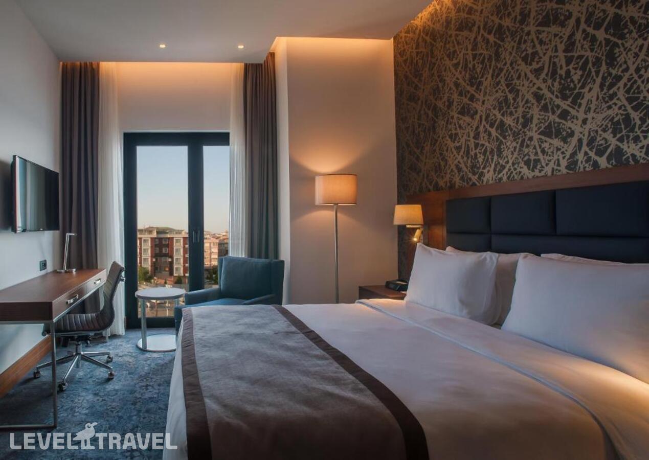 фотографии номера Стандартный номер отеля Holiday Inn Istanbul - Tuzla Bay, an IHG Hotel в Турция(Пендик) - фото №4