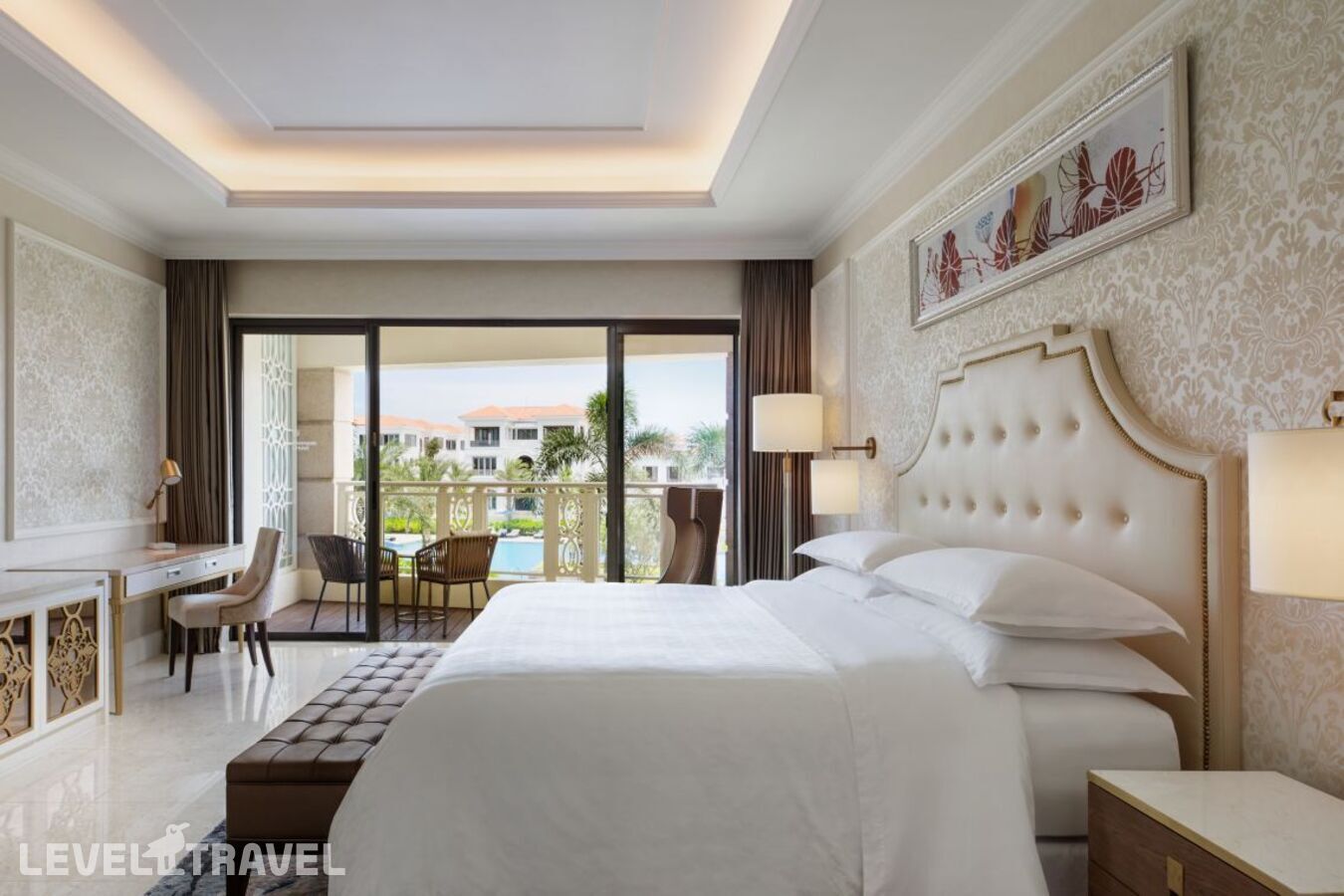 фотографии номера Делюкс с видом на бассейн отеля Sheraton Grand Danang Resort в Вьетнам(Дананг) - фото №1