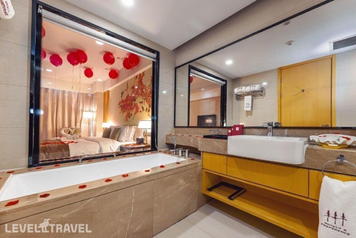 фотографии номера Трехместный номер отеля Hotels & Preference Hualing Tbilisi в Грузия(Тбилиси) - фото №3