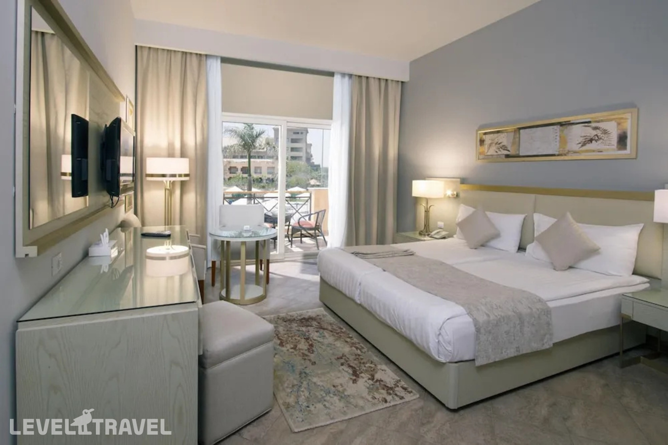 фотографии номера Улучшенный с видом на бассейн отеля Swiss Inn Pyramids Golf в Египет(Каир) - фото №5