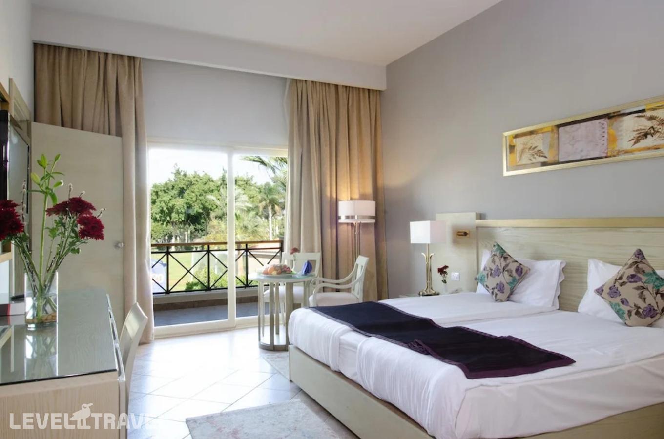 фотографии номера Улучшенный с видом на бассейн отеля Swiss Inn Pyramids Golf в Египет(Каир) - фото №6