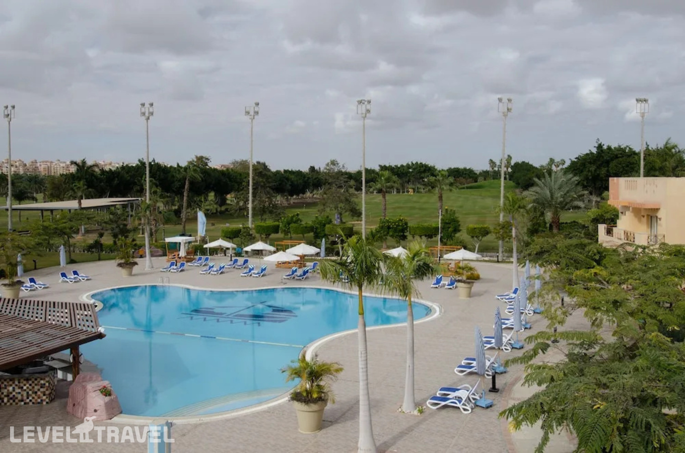 фотографии номера Улучшенный с видом на бассейн отеля Swiss Inn Pyramids Golf в Египет(Каир) - фото №7