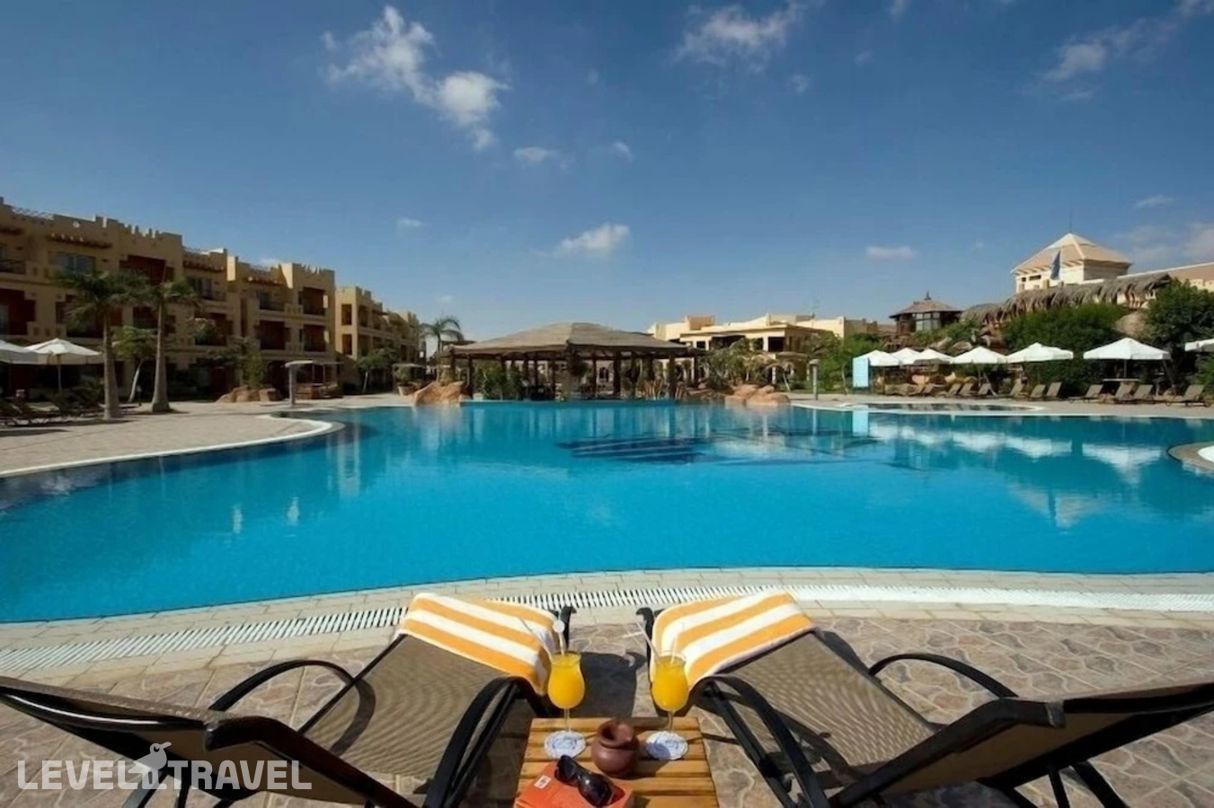 фотографии номера Улучшенный с видом на бассейн отеля Swiss Inn Pyramids Golf в Египет(Каир) - фото №4